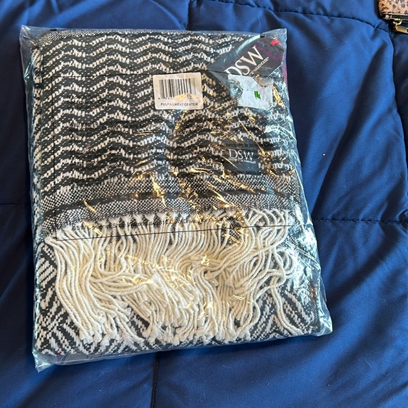 DSW • BLANKET w/ Fringes • 60” x 50” • Black & White • - Picture 4 of 4